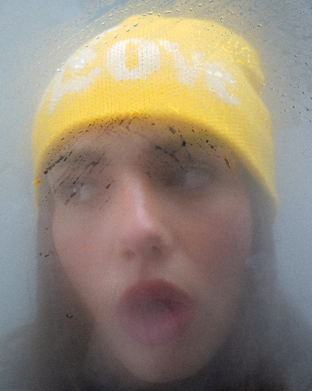 Z miłością Żółta czapka