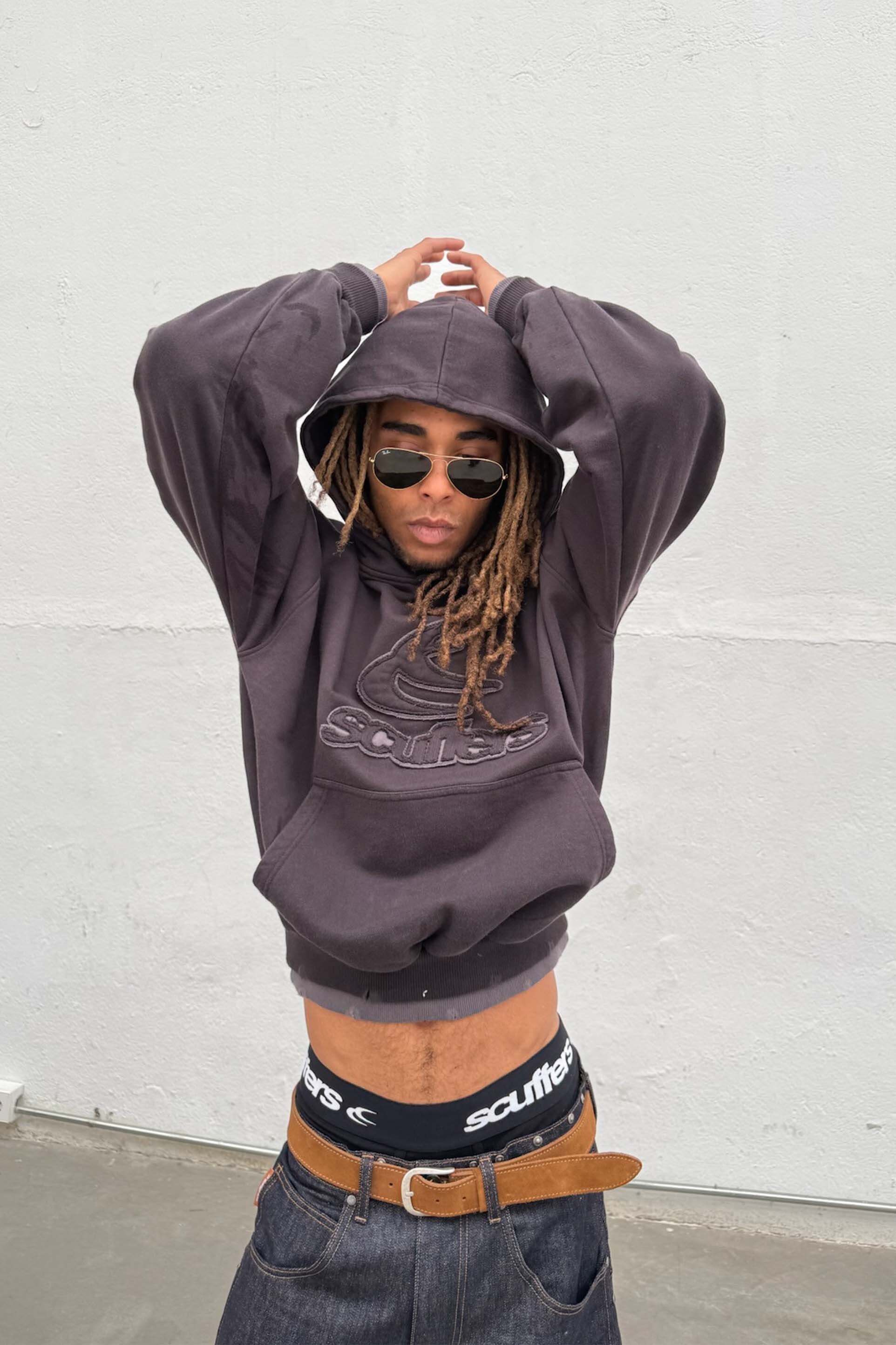 Podwójna ciemna bluza z kapturem