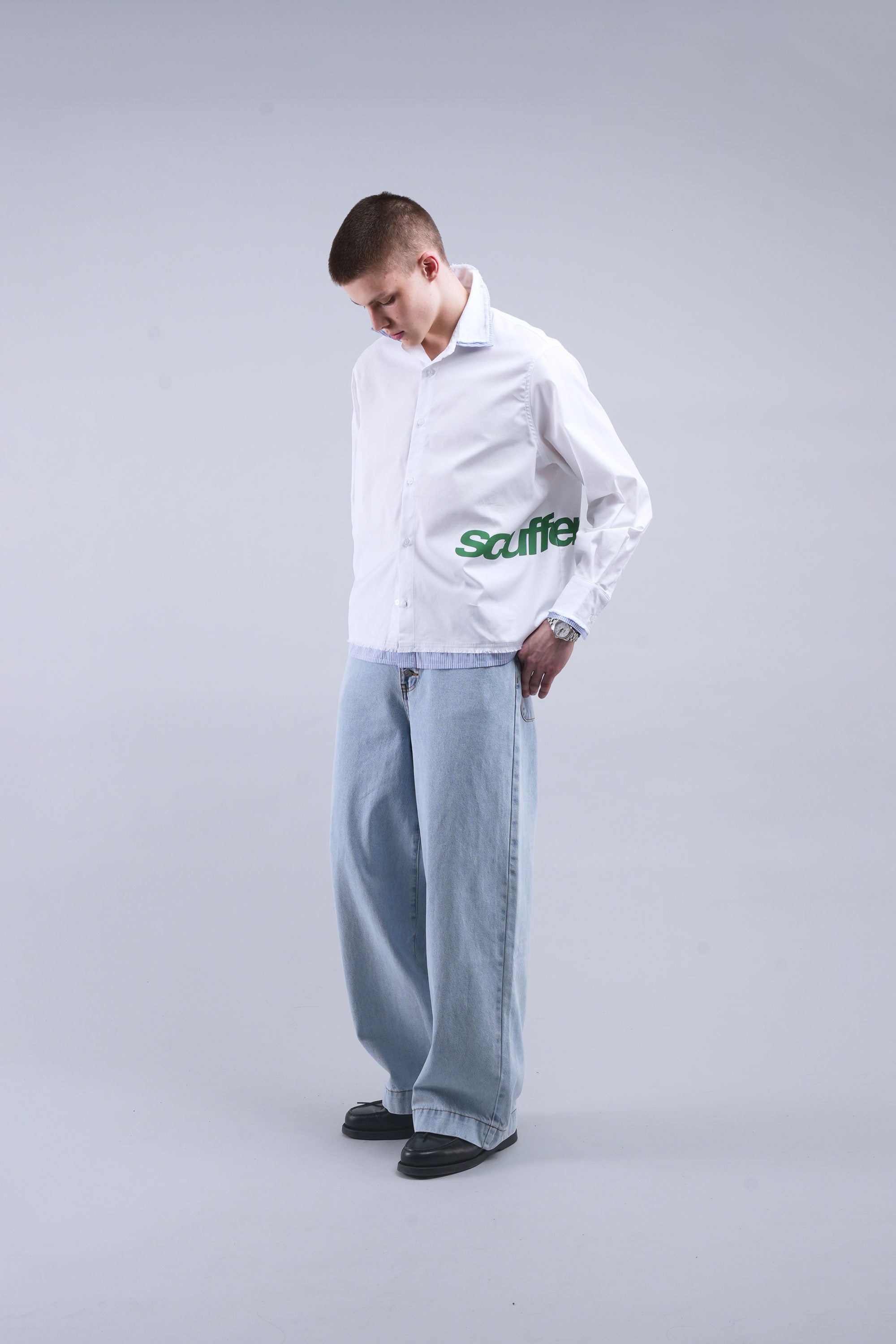 Złamana biała koszula