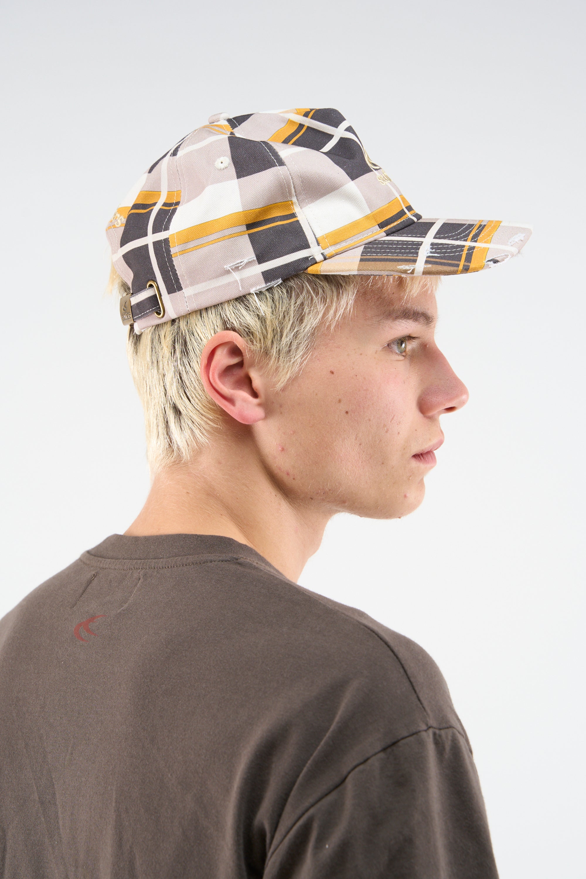 Sprawdza brązową czapkę