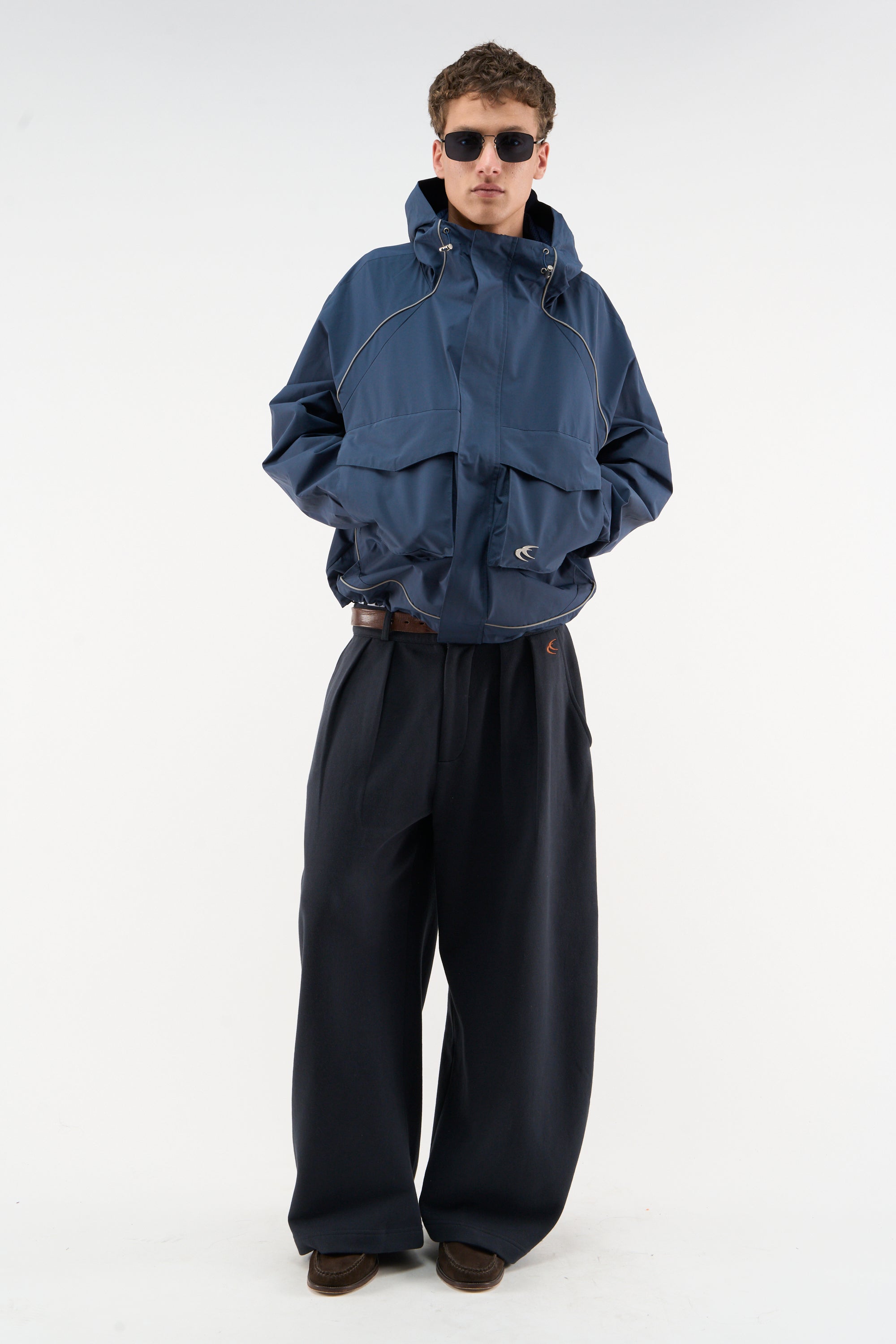 Niezbędna granatowa wiatrówka