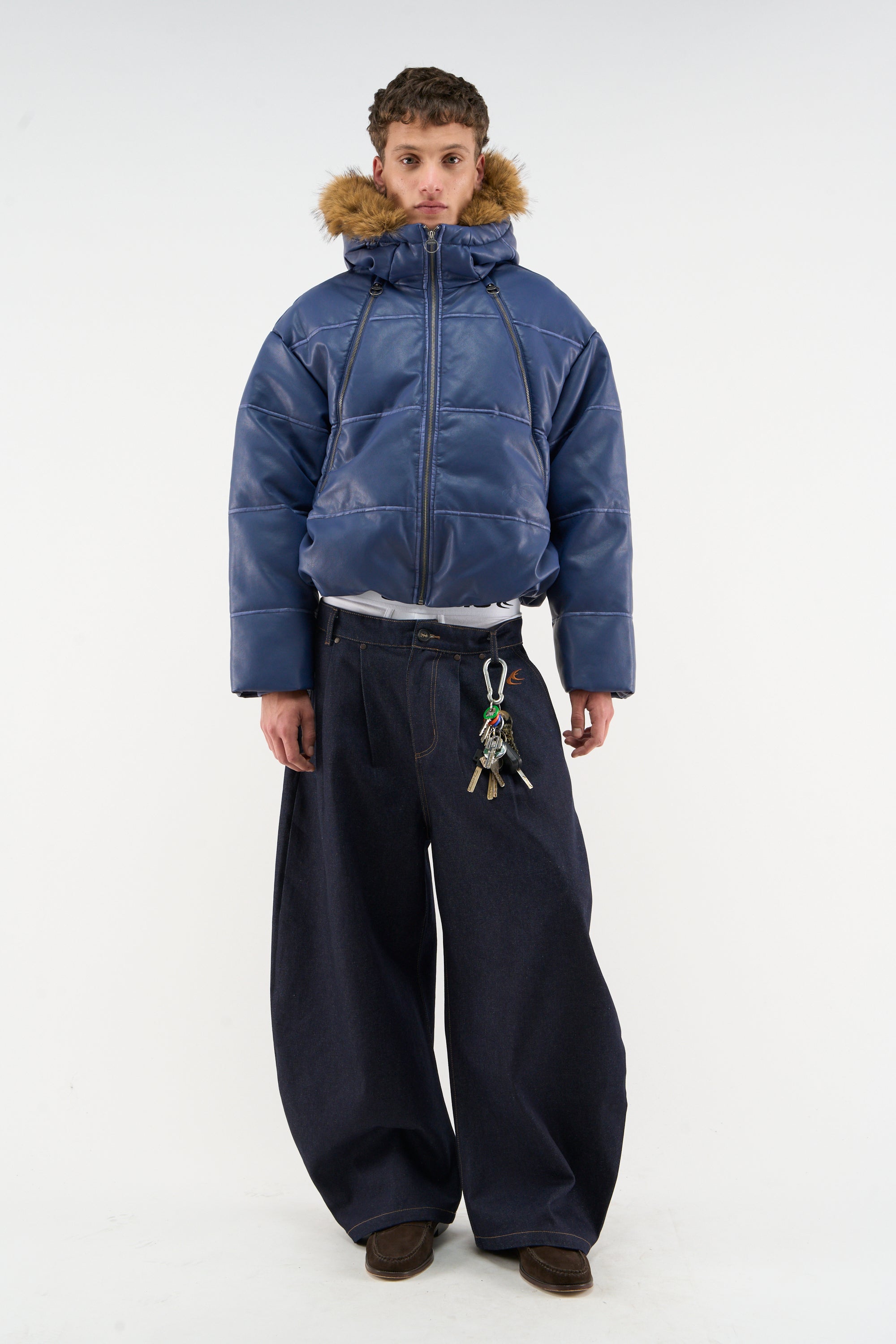 Kurtka puchowa w kolorze surowego królewskiego błękitu