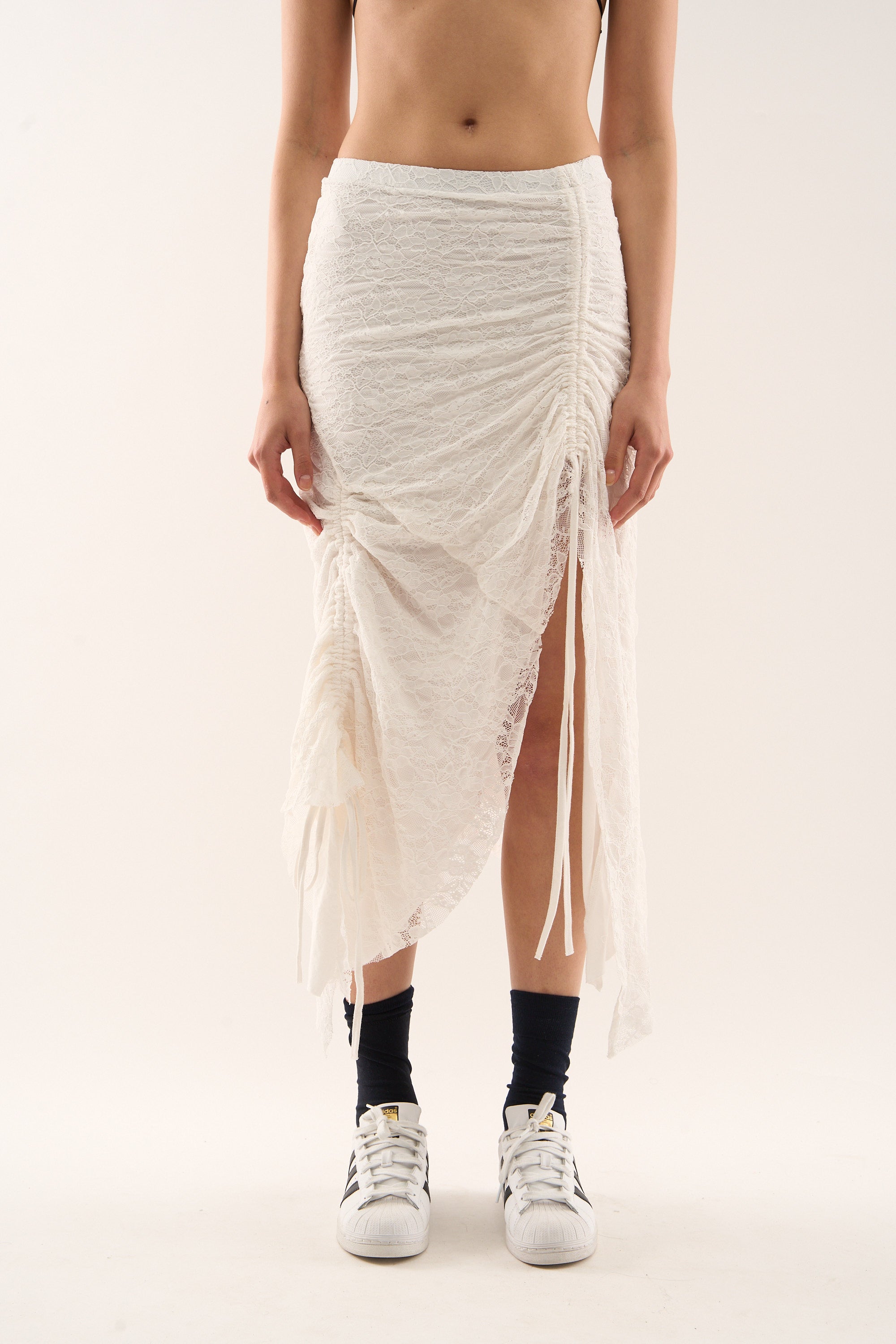 Asymetryczna koronkowa biała spódnica