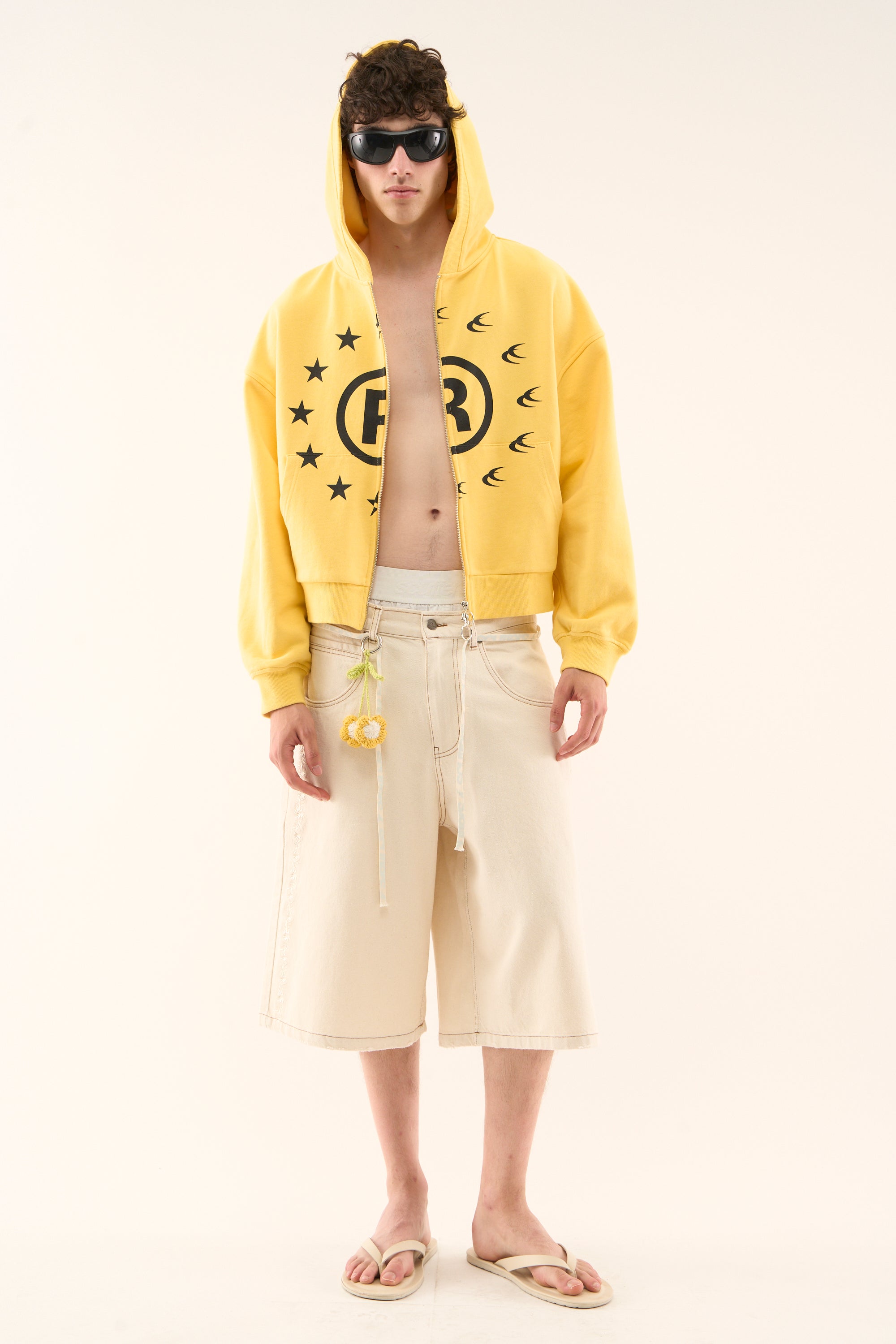 Zdezorientowany żółty zamek błyskawiczny