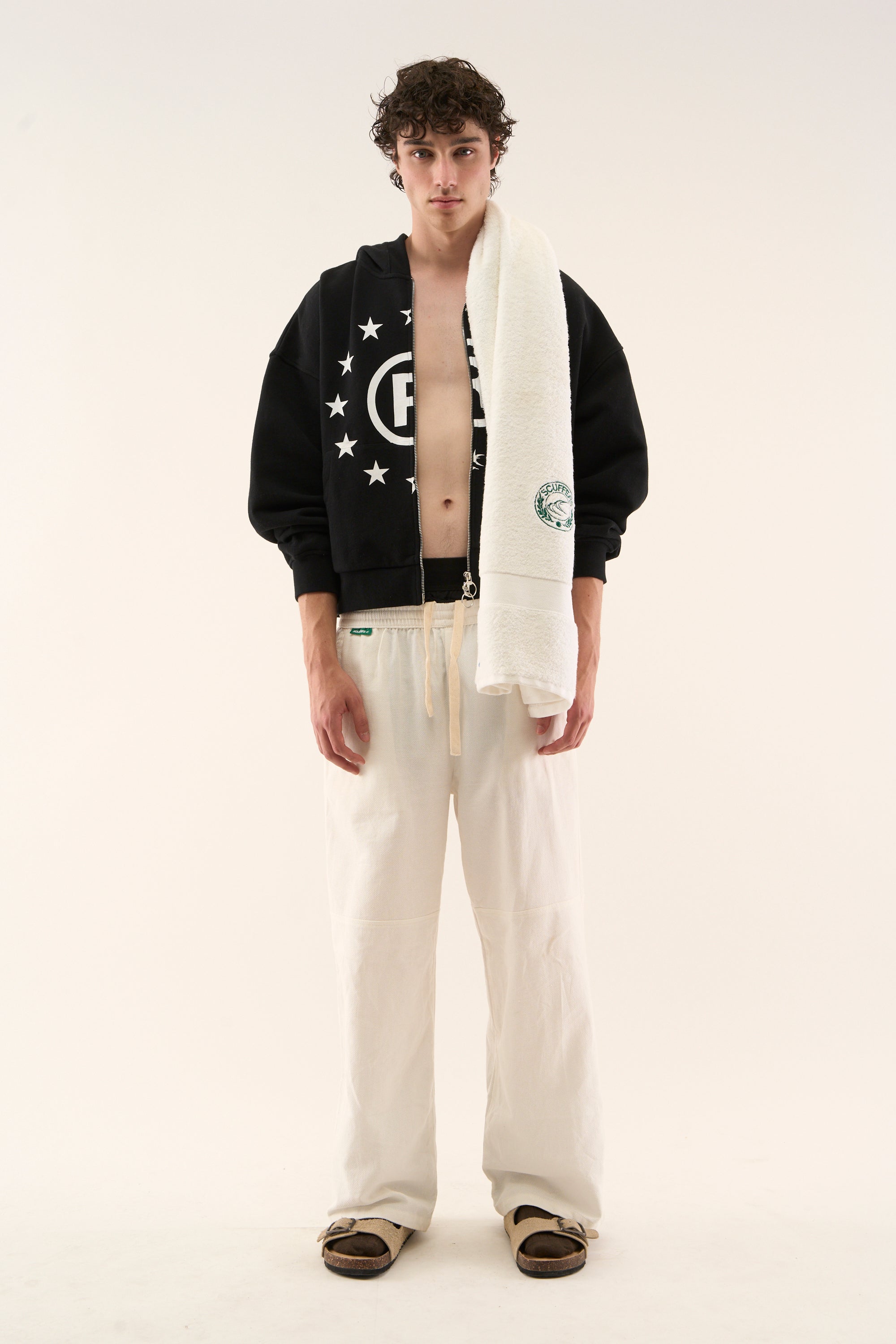 Zdezorientowany czarny zamek błyskawiczny