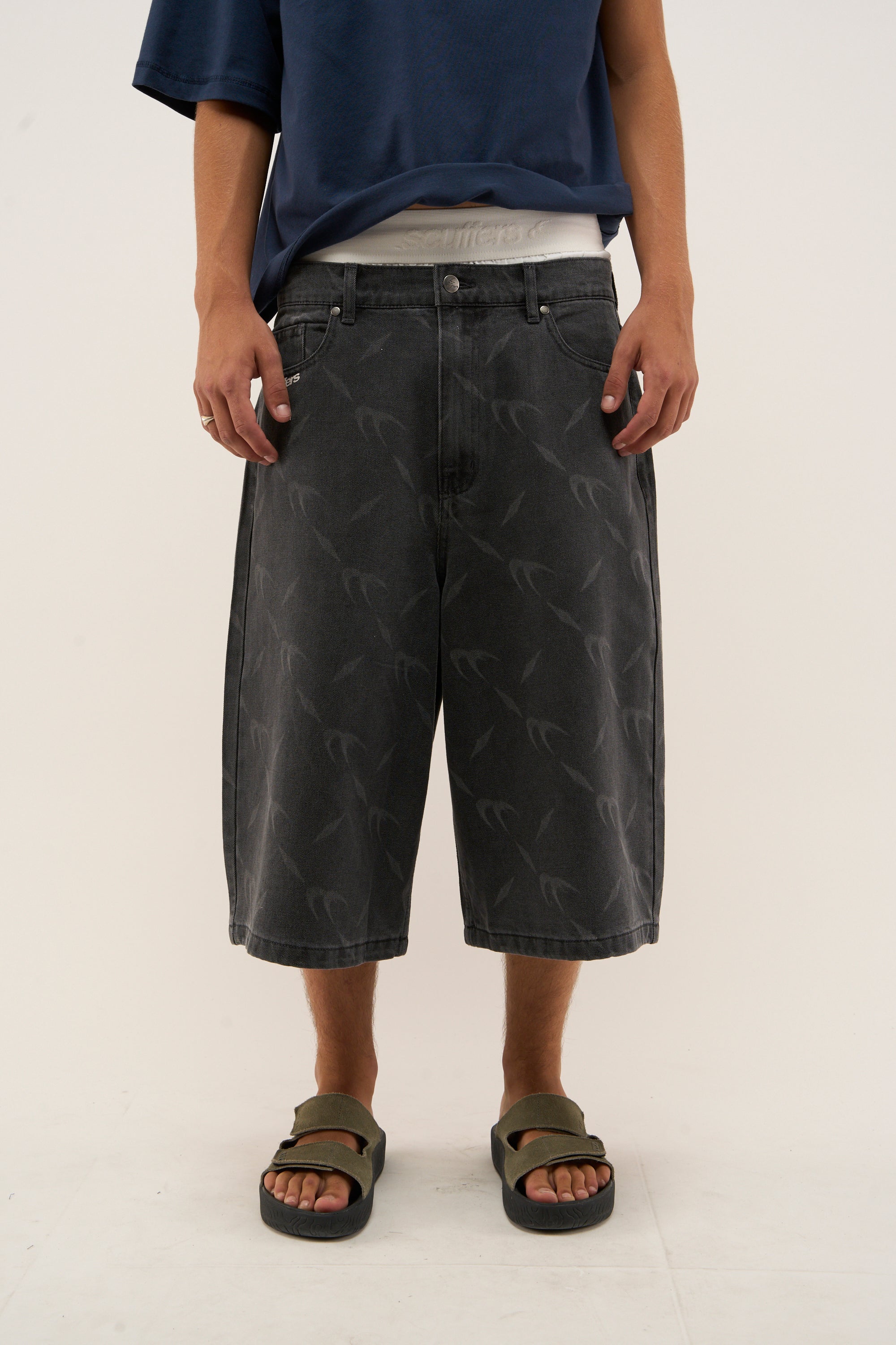 Srebrne Ciemne Szorty