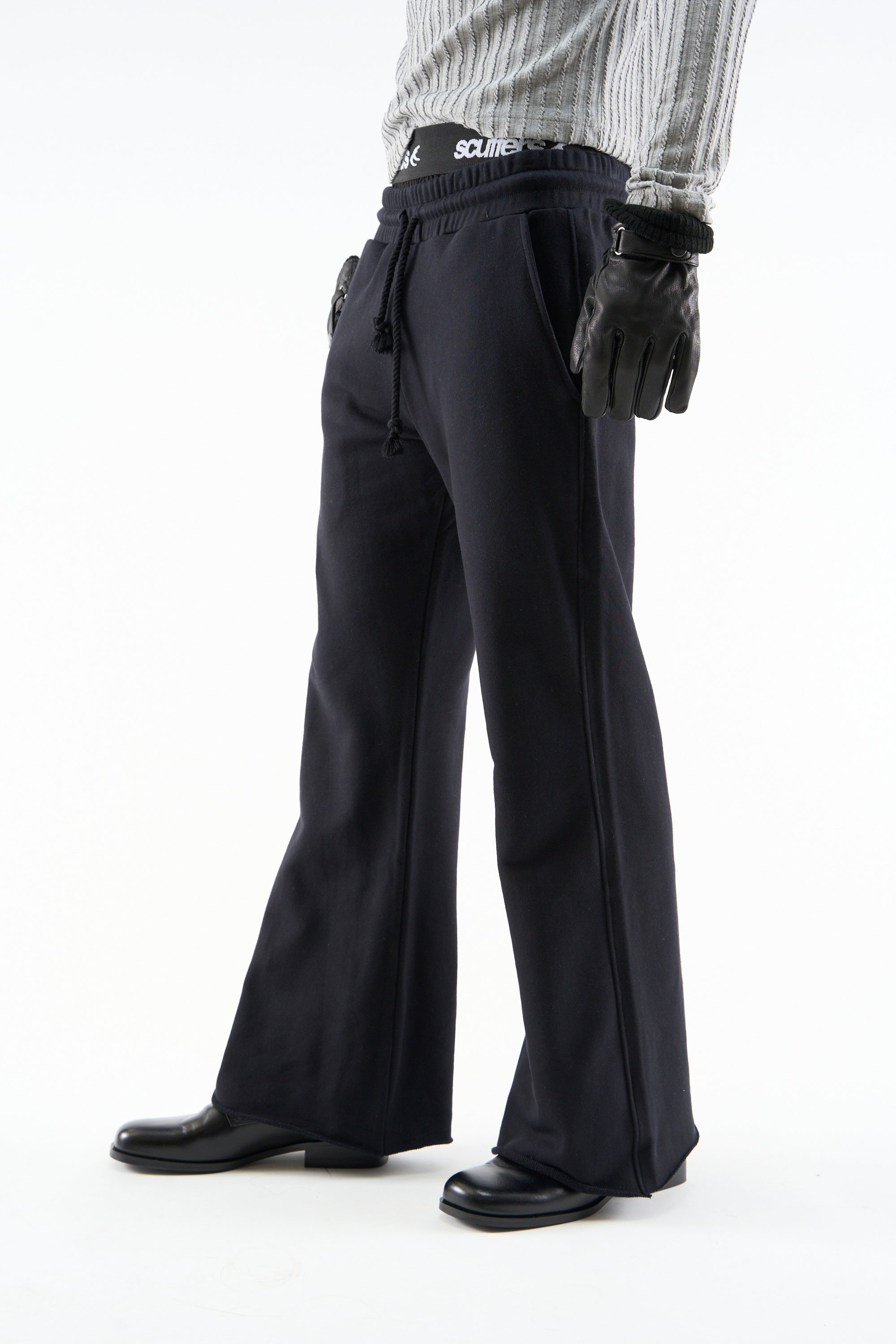 Rozszerzane czarne spodnie dresowe