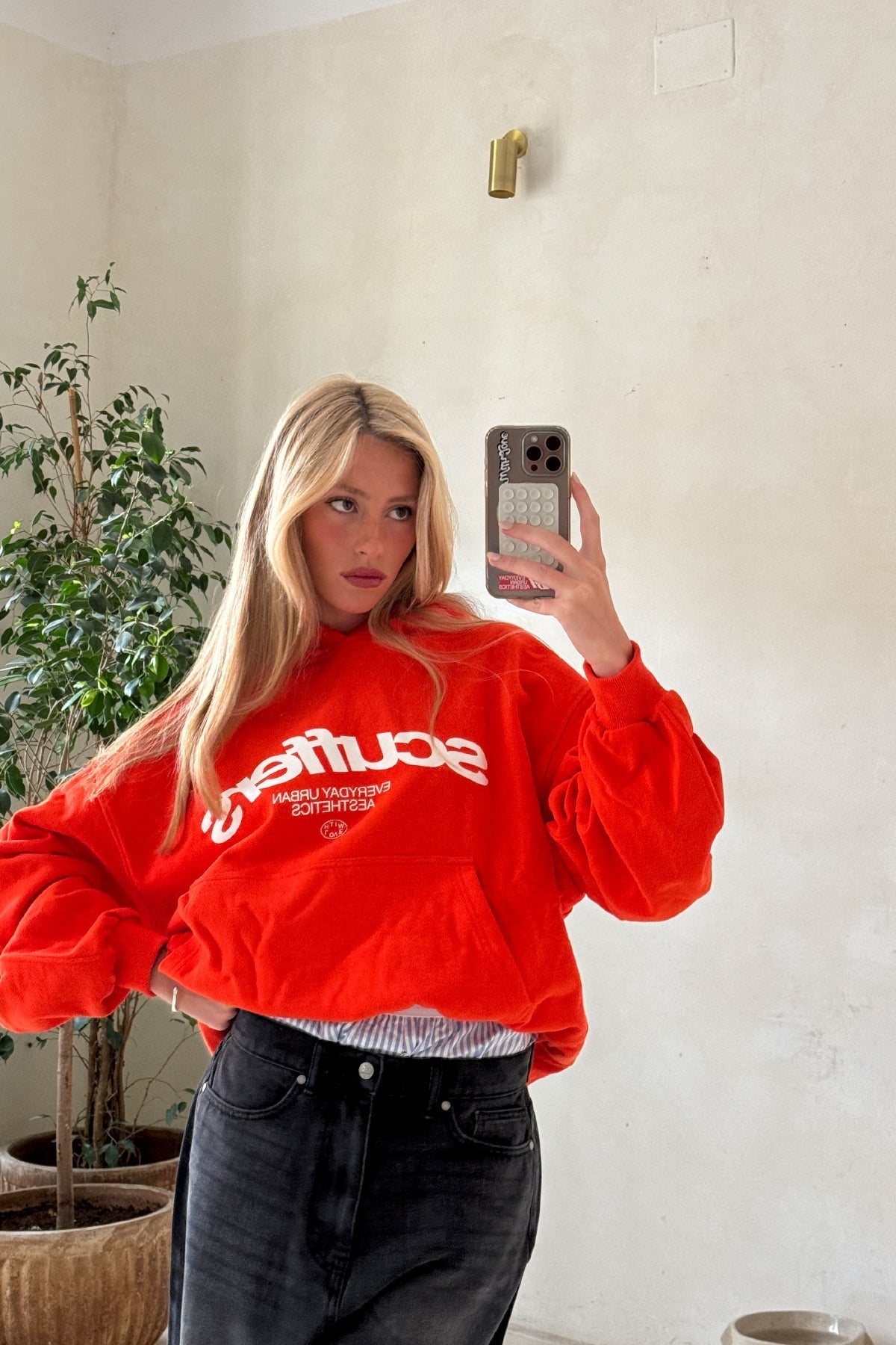 Kultowa czerwona bluza z kapturem