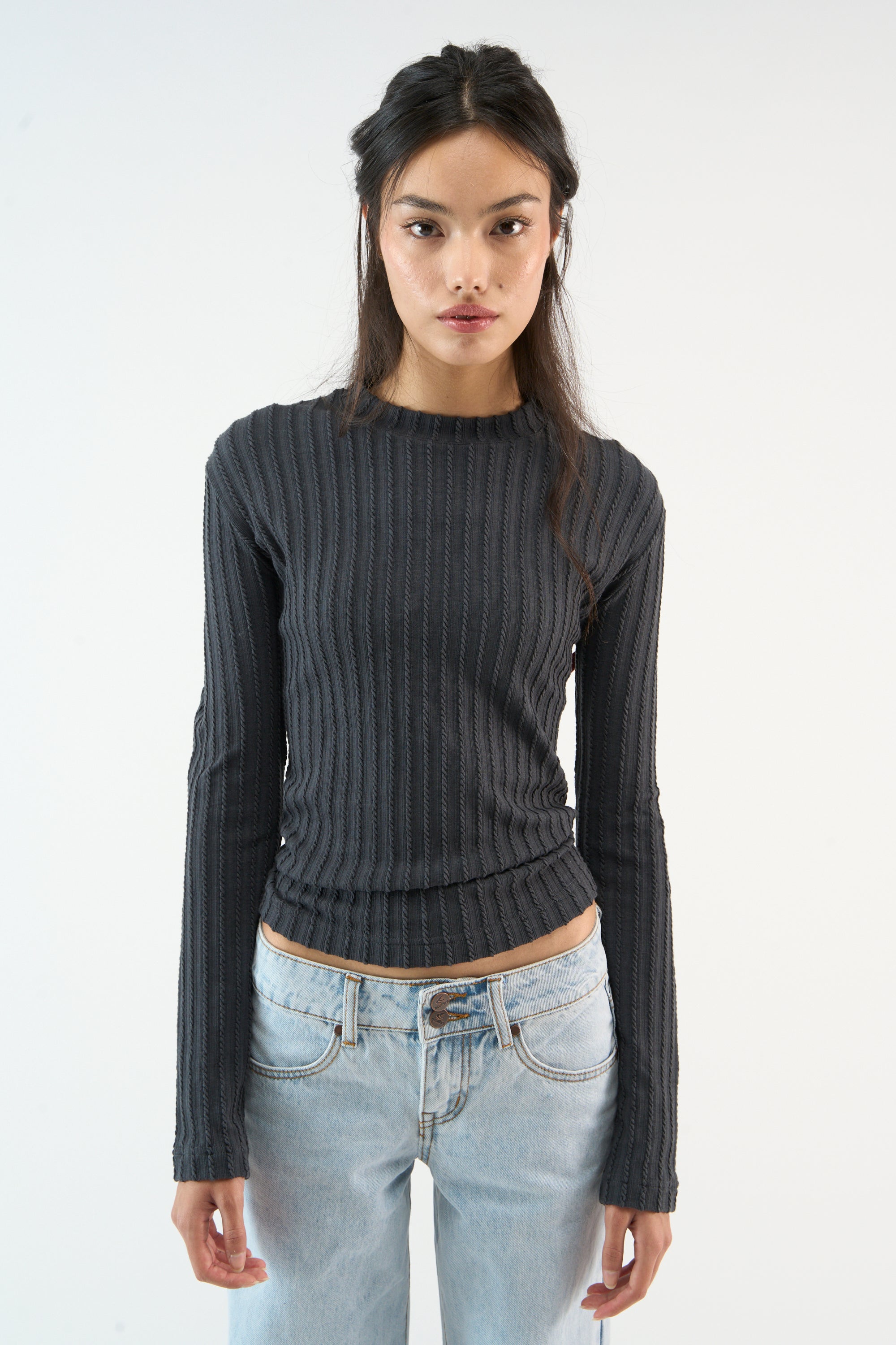 Elegancki ciemny długi rękaw