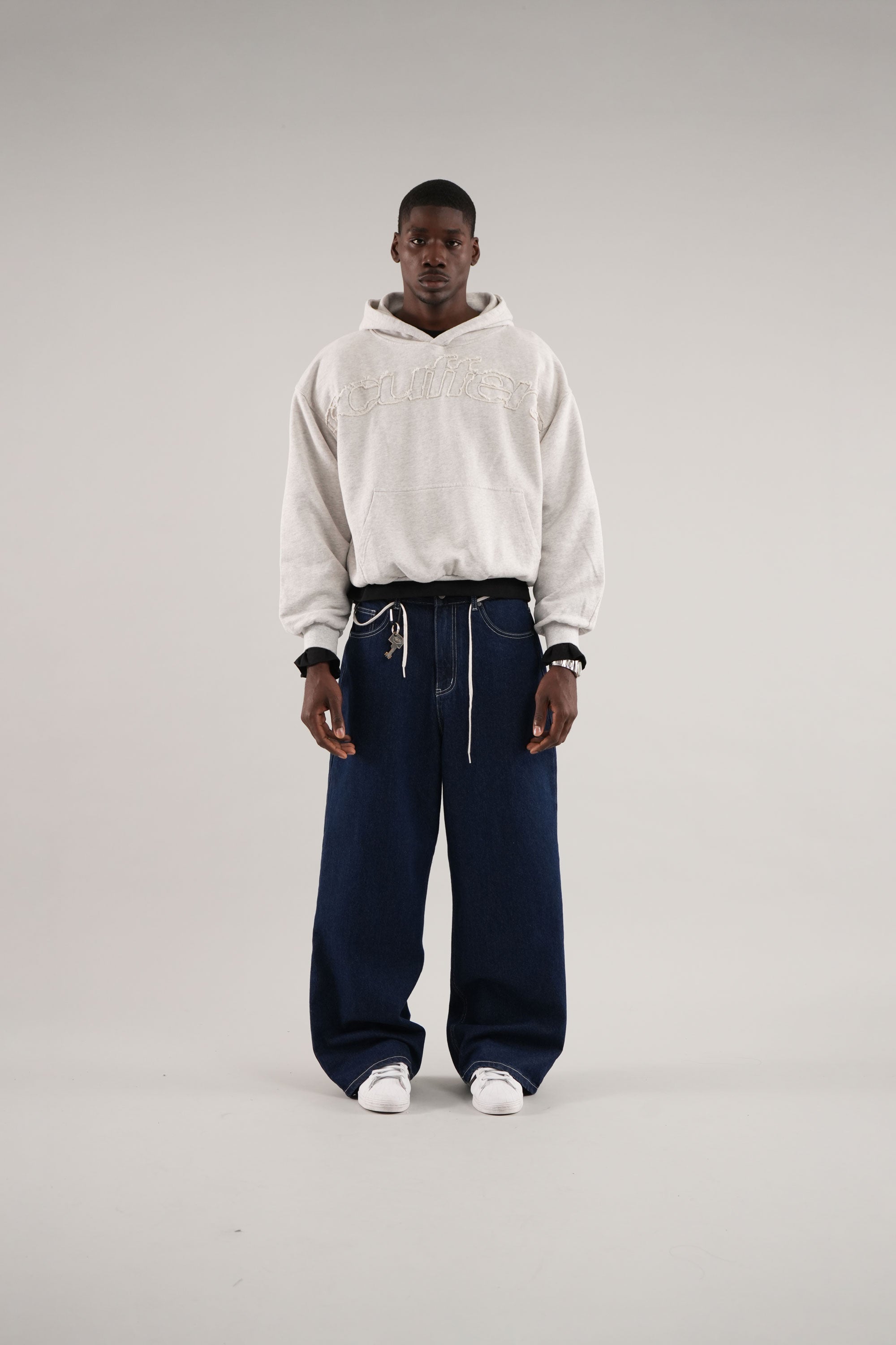 Surowa jasnoszara bluza z kapturem