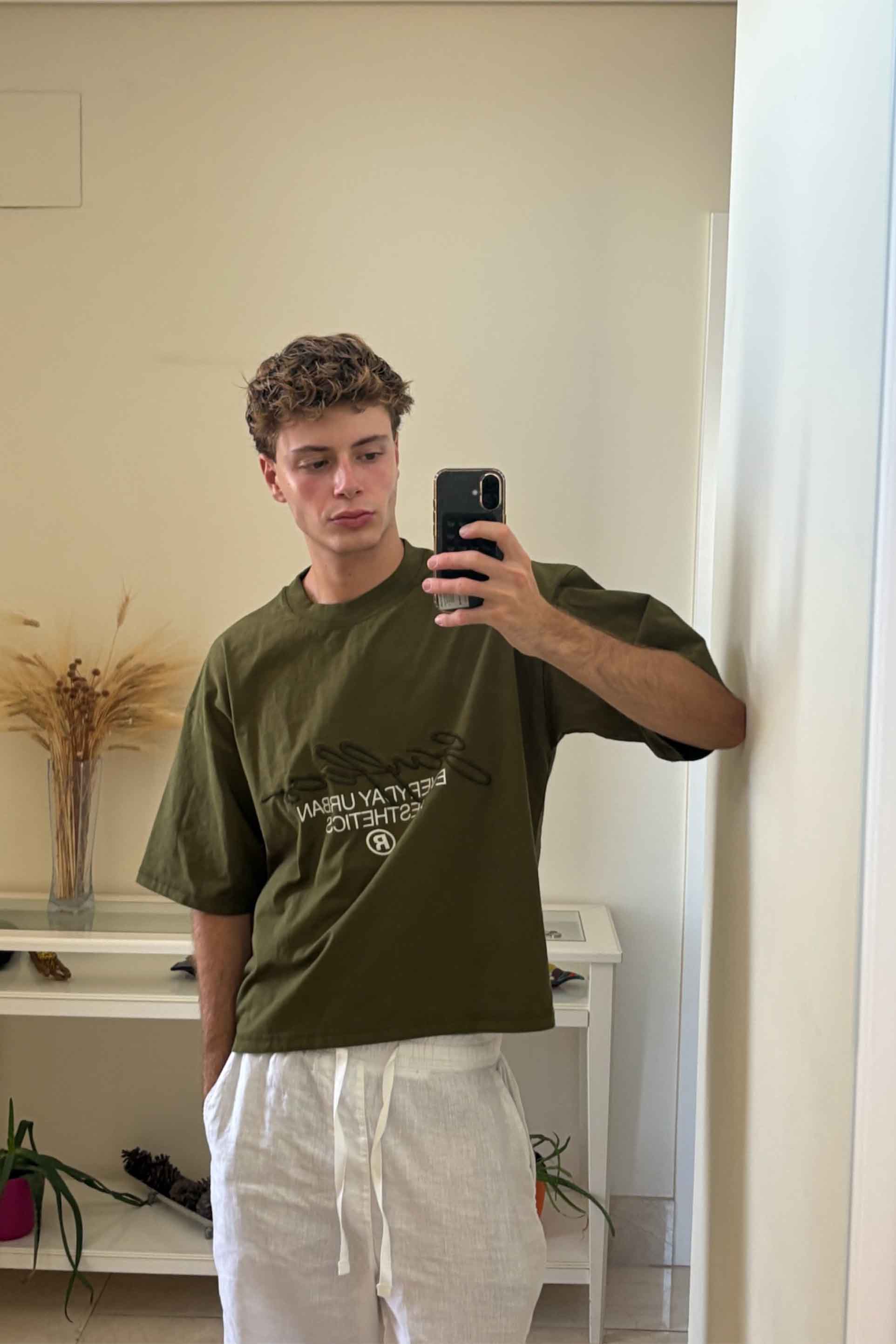 Nowa zielona koszulka z podpisem