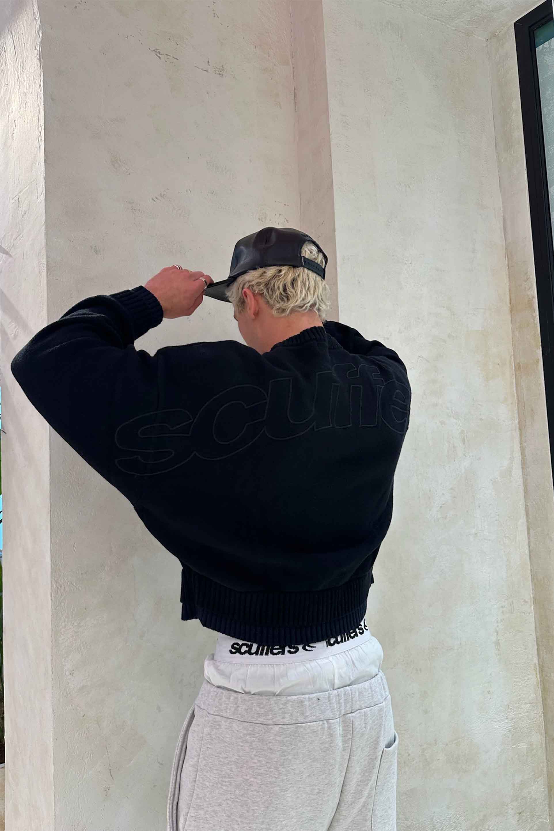 Podwójny czarny dzianinowy