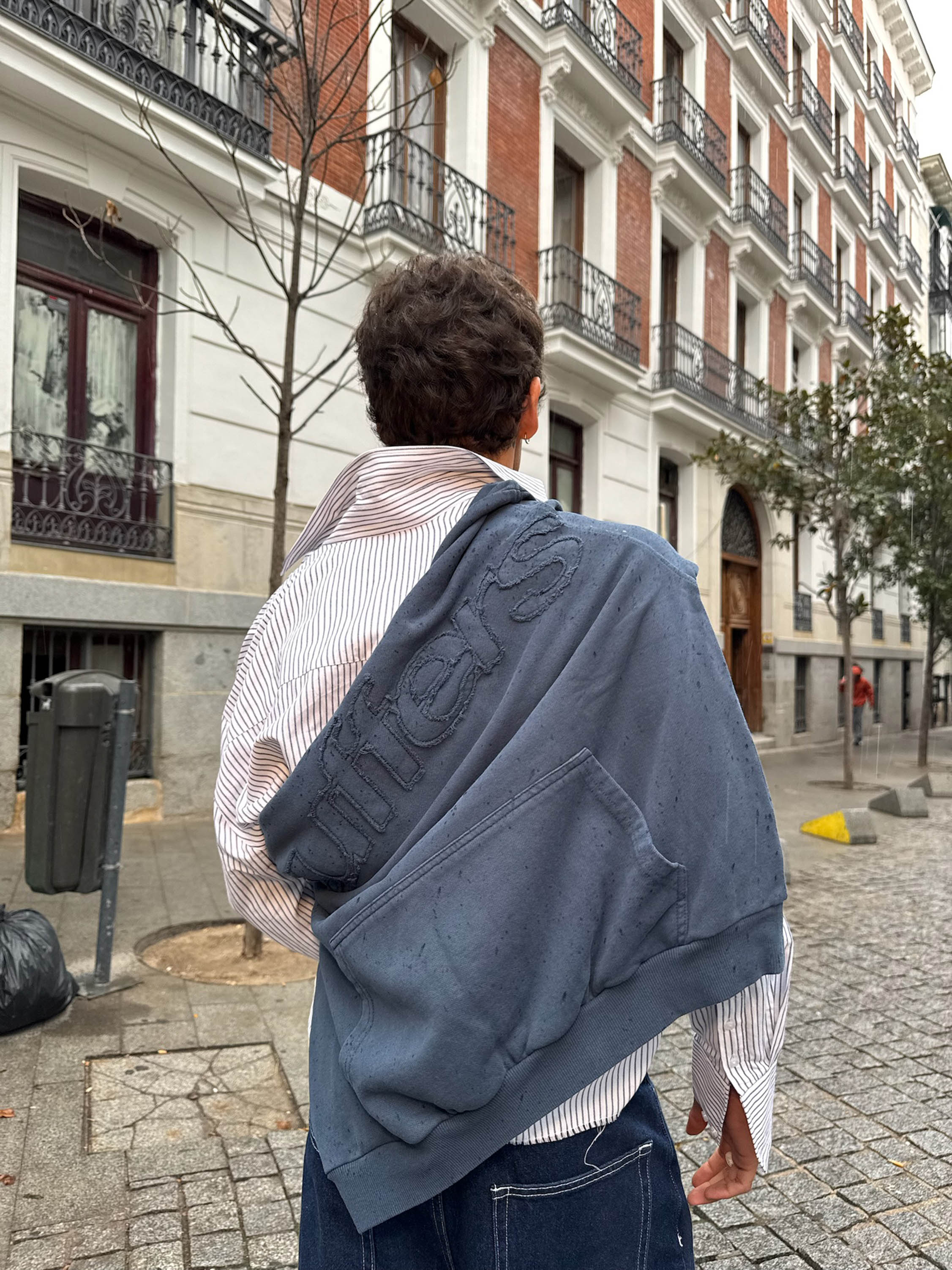 Surowa niebieska bluza z kapturem