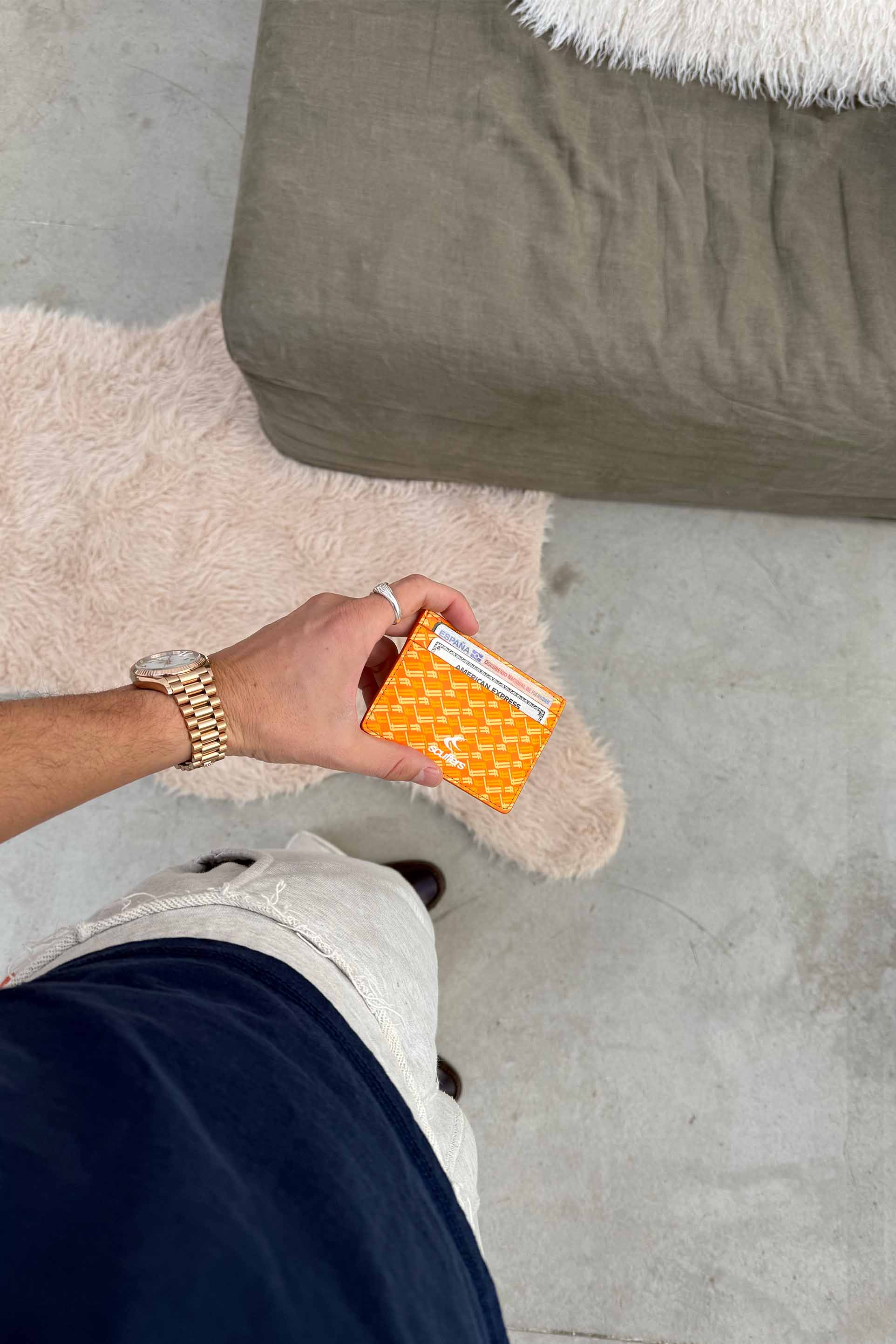 Żółty portfel z monogramem