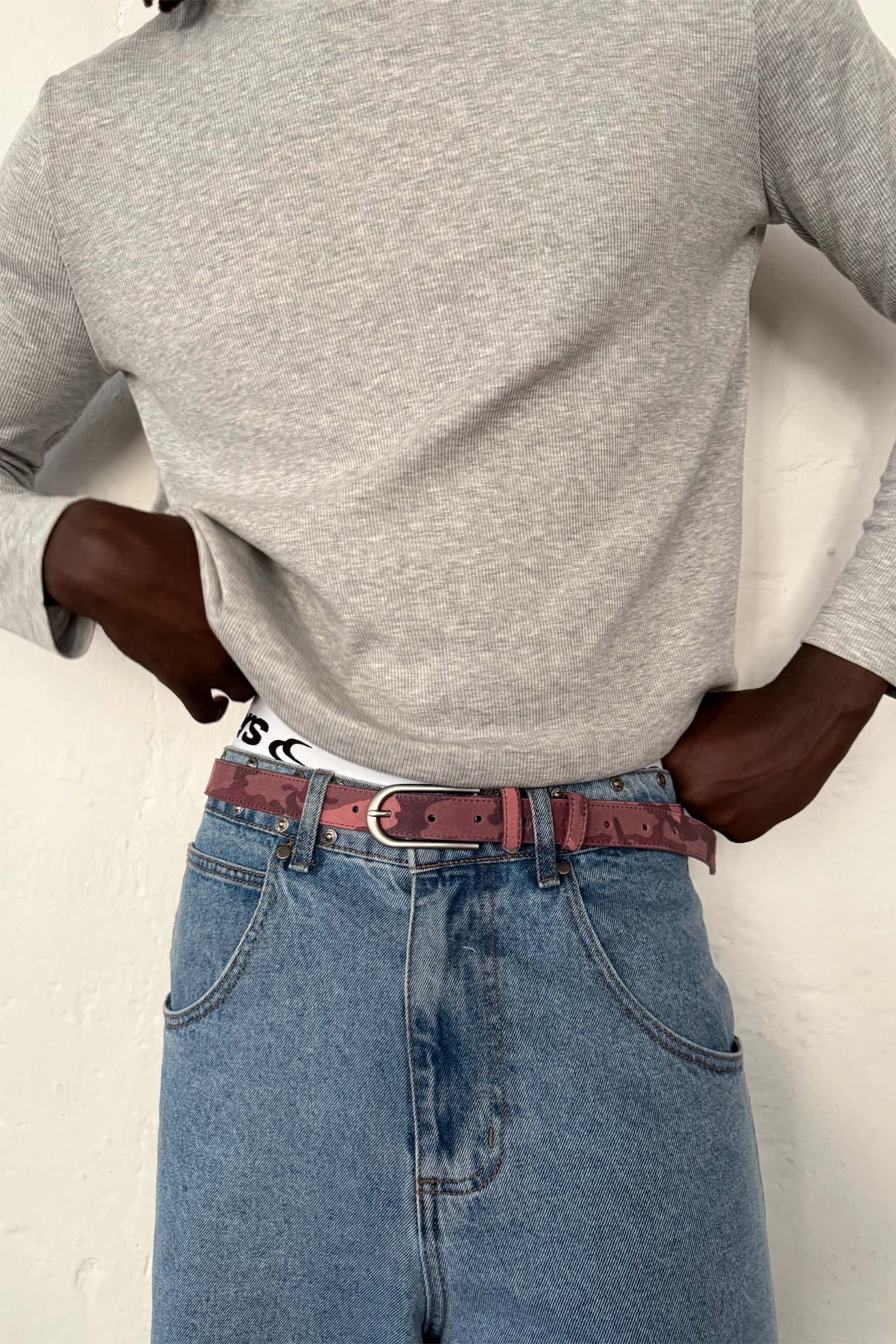 Pasek w kolorze moro bordowym