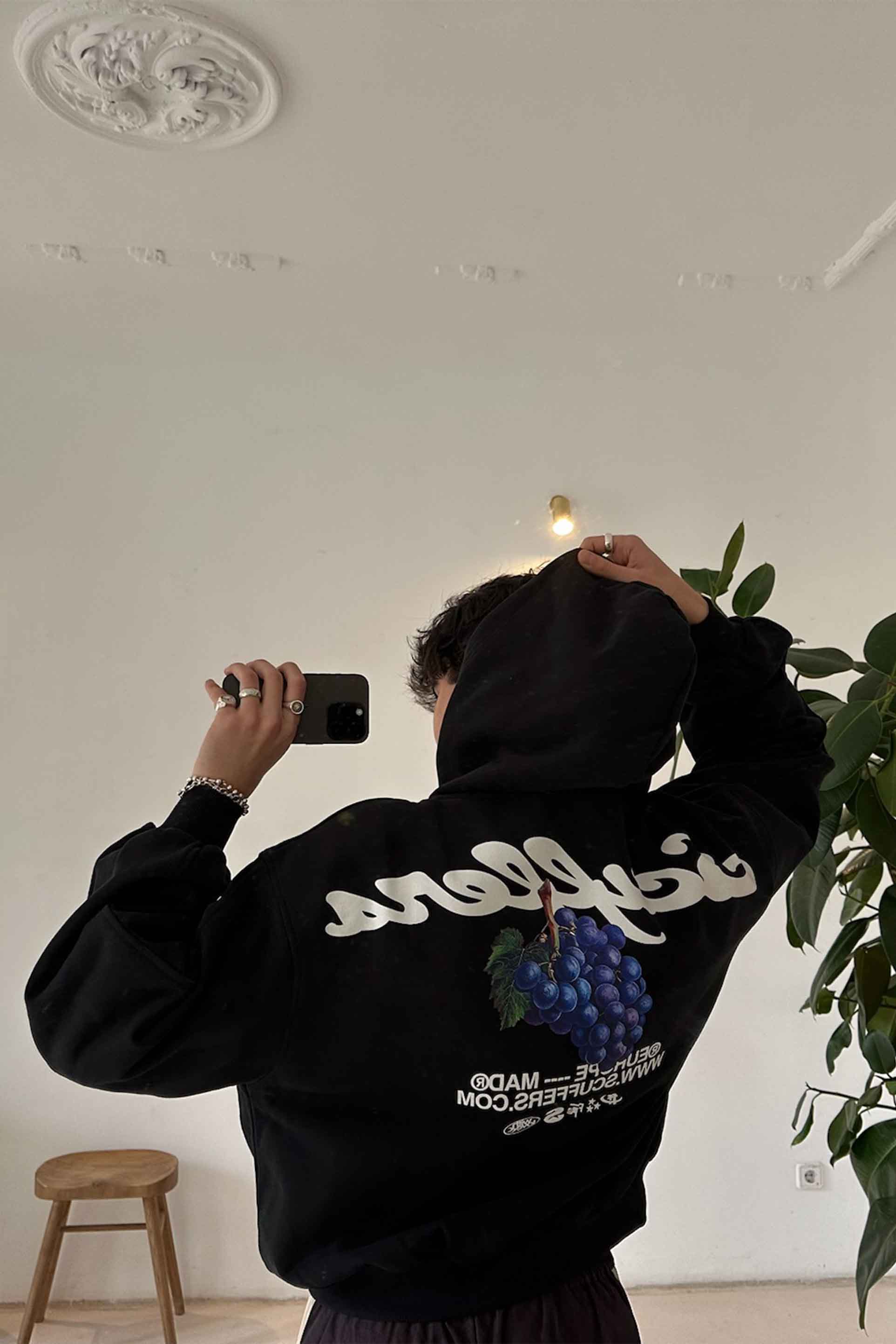 Tropikalna czarna bluza z kapturem