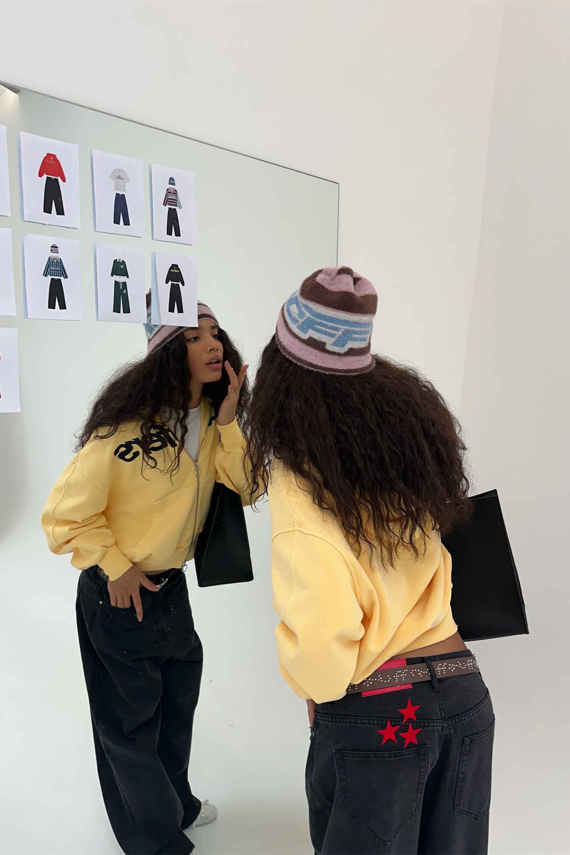 Czapka z moheru w paski