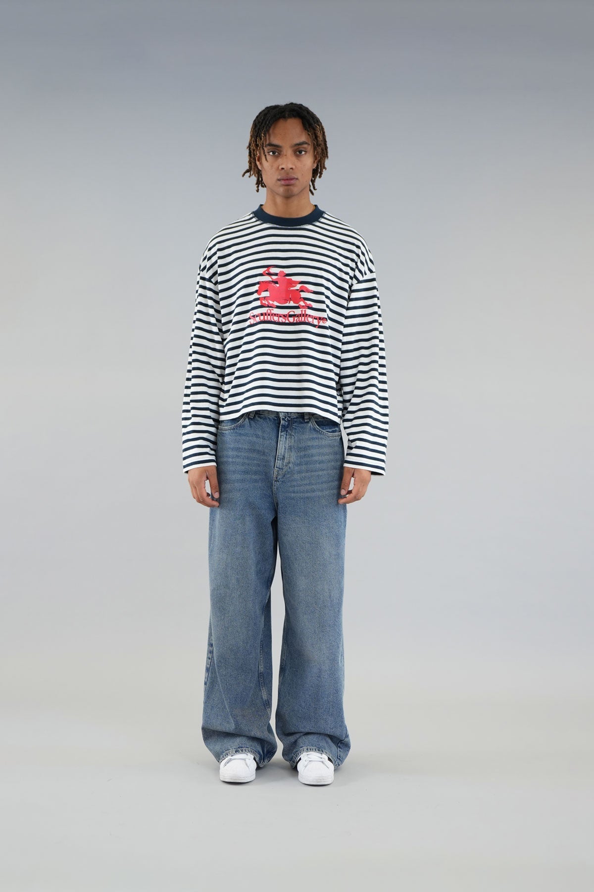 Koszulka z długim rękawem w paski w kolorze granatowym z emblematem