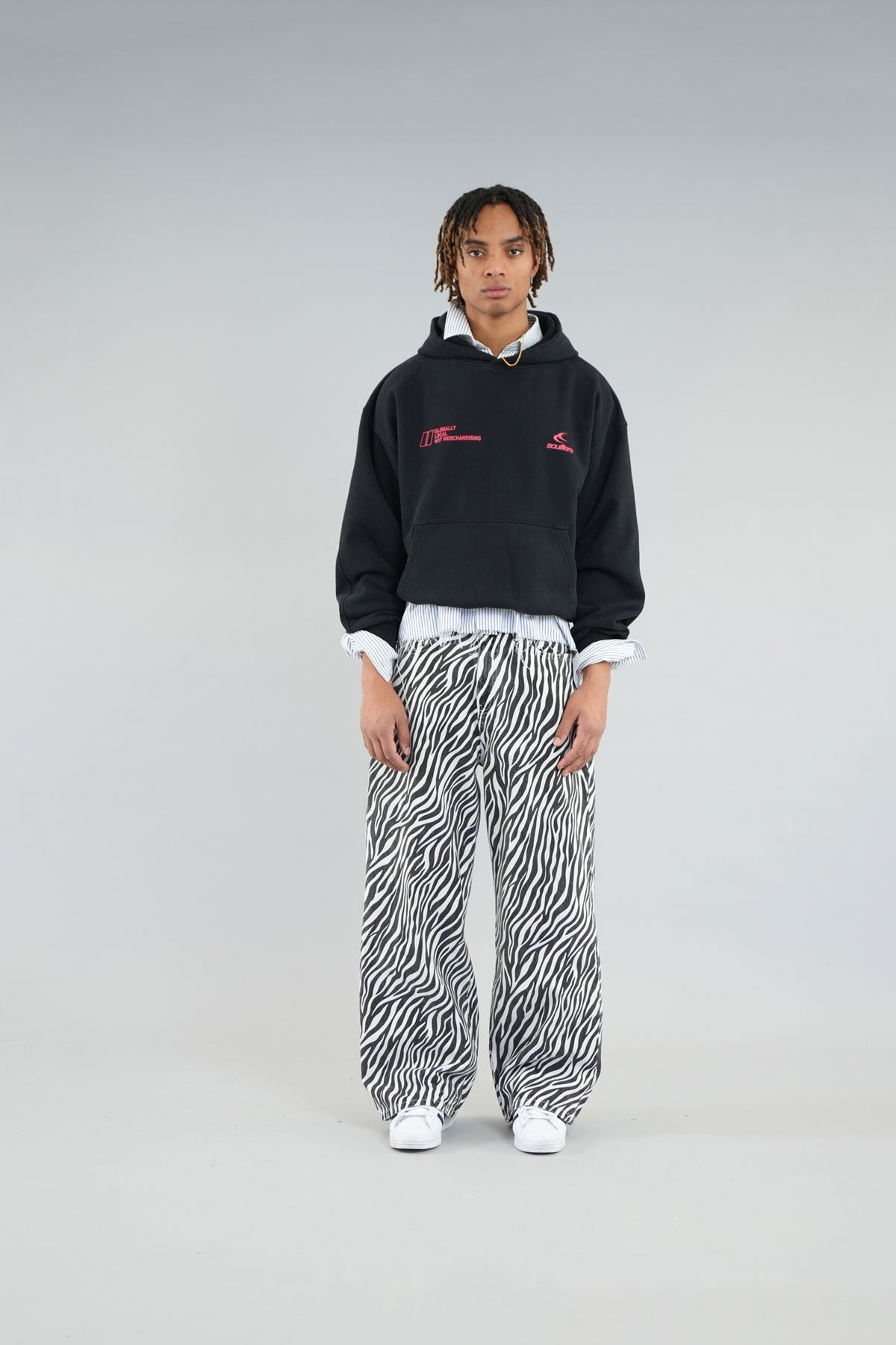 Globalnie czarna bluza z kapturem