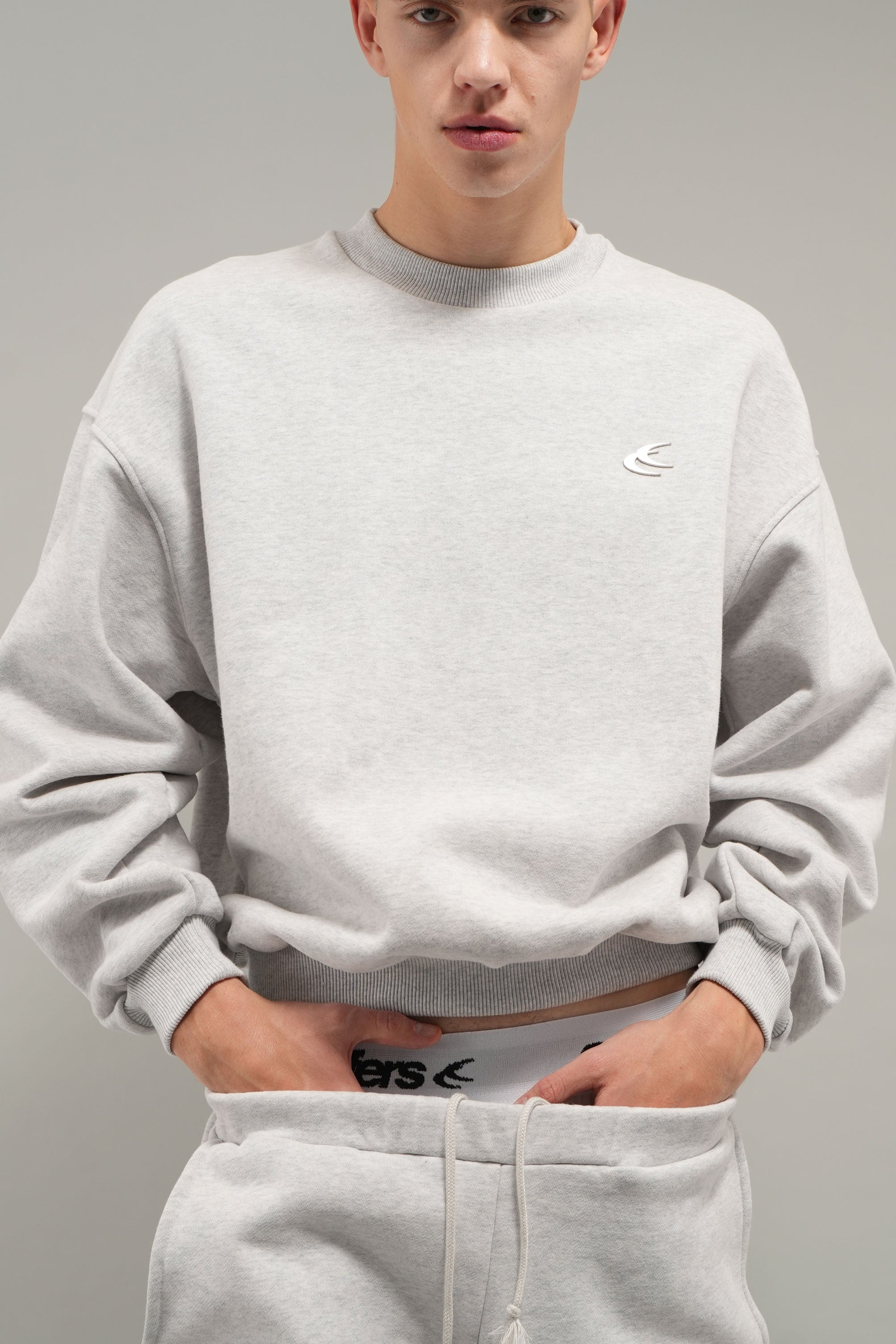 Codzienny szary melanżowy sweter z okrągłym dekoltem